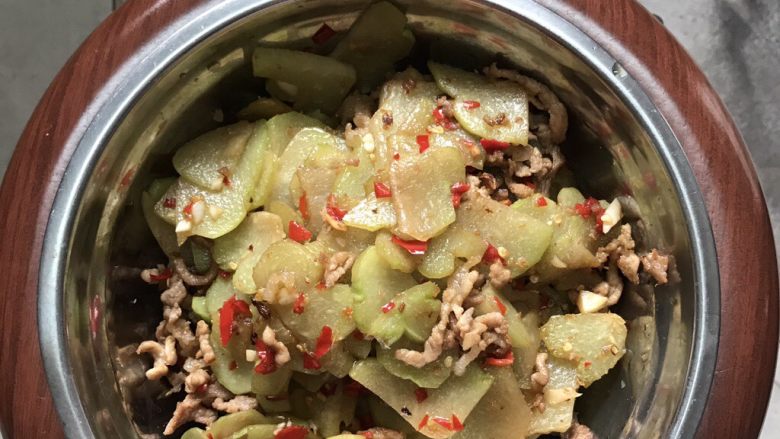 糟辣棚瓜炒肉丝,后把蒜末倒进锅和棚瓜翻炒10分钟。再把糟辣和肉丝放进去。一起翻炒10分钟放老抽和盐 鸡精