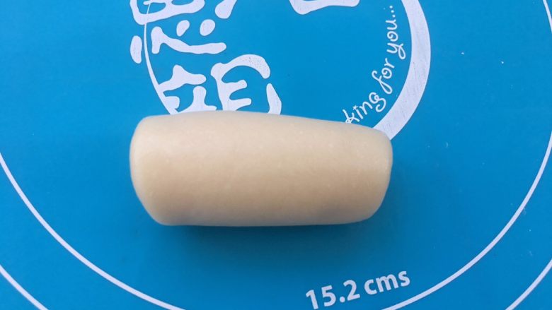 全面详细讲解~蛋黄酥,向一头卷起来。重复用擀面杖擀成牛舌状态,再卷起来,这个动作重复2次。