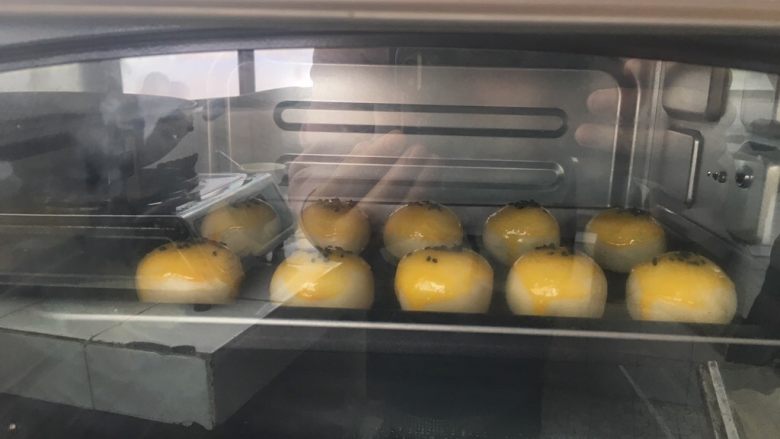 全面详细讲解~蛋黄酥,烤箱上下火预热170度,烤30分钟就可以出炉。