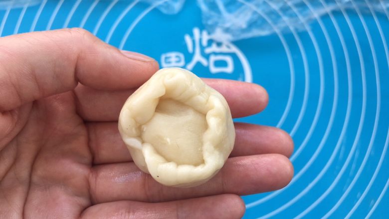 全面详细讲解~蛋黄酥,油皮慢慢把油酥包裹起来。