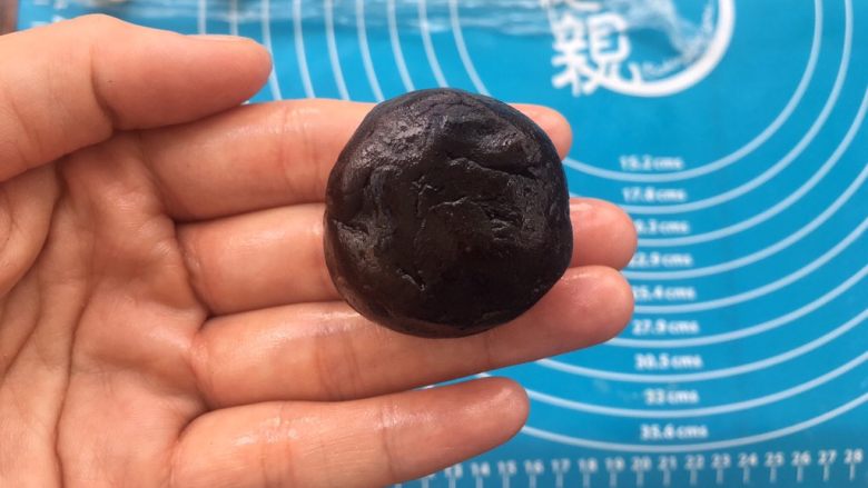 全面详细讲解~蛋黄酥,将豆沙完整包裹在豆沙里。