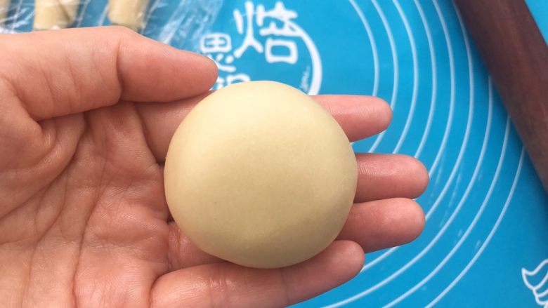 全面详细讲解~蛋黄酥,如图,包裹好的蛋黄酥坯子。