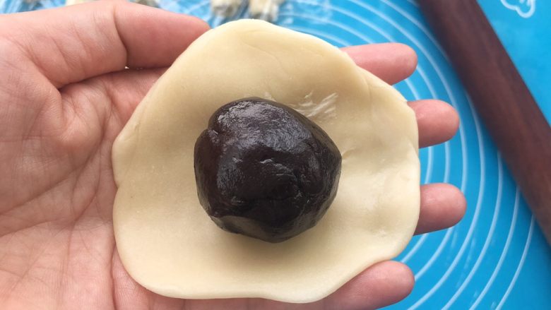 全面详细讲解~蛋黄酥,把之前裹好蛋黄的豆沙放入面皮中间。