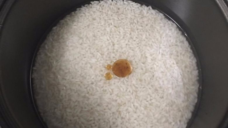 简易香菇油饭,圆糯米洗净后,加入水刚好淹过米的量,下少许麻油,用电饭锅以ㄧ般煮饭行程将糯米煮熟。煮好後先别開蓋,讓米在電鍋裡燜一下,等料備好再取出即可.