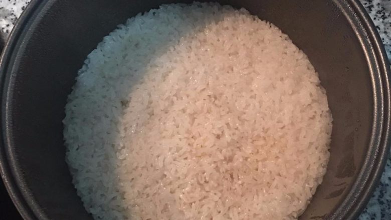 简易香菇油饭,将煮好的糯米连内锅一起拿出来,