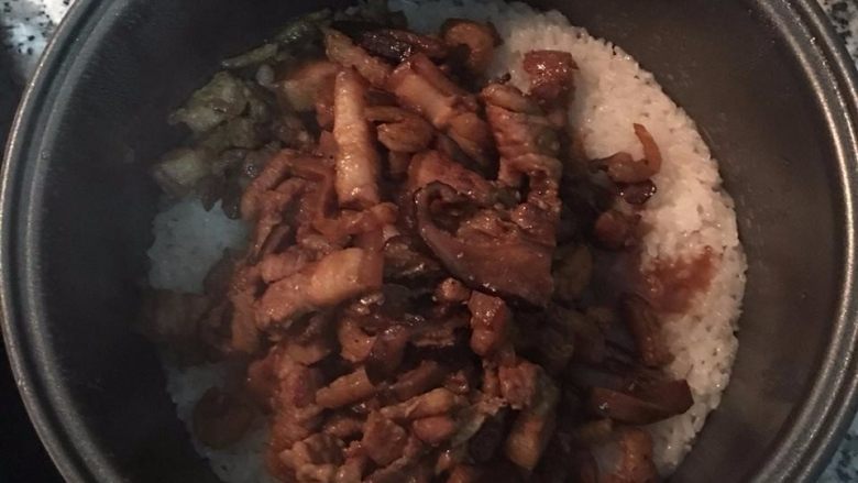 简易香菇油饭,倒入炒好的料拌匀,