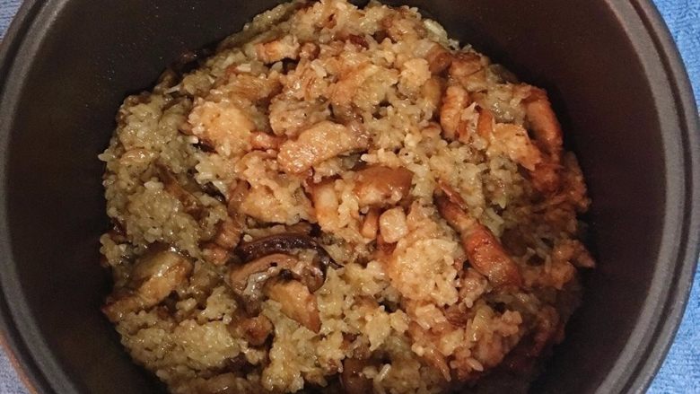 简易香菇油饭,等电锅跳保温后,便可将内锅取出,盛饭,