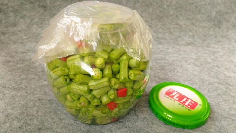 #酸味#自制酸豆角,如图,用塑料袋盖住瓶口。