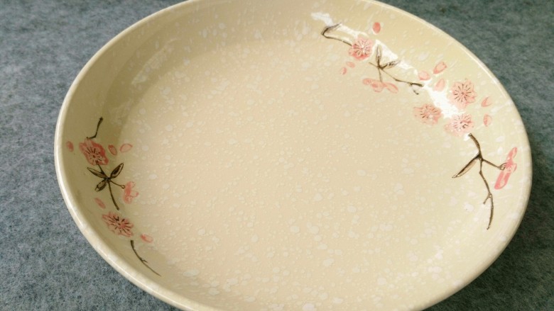 #酸味#自制酸豆角,准备一个碗或盆,能装水就行,装适量清水。