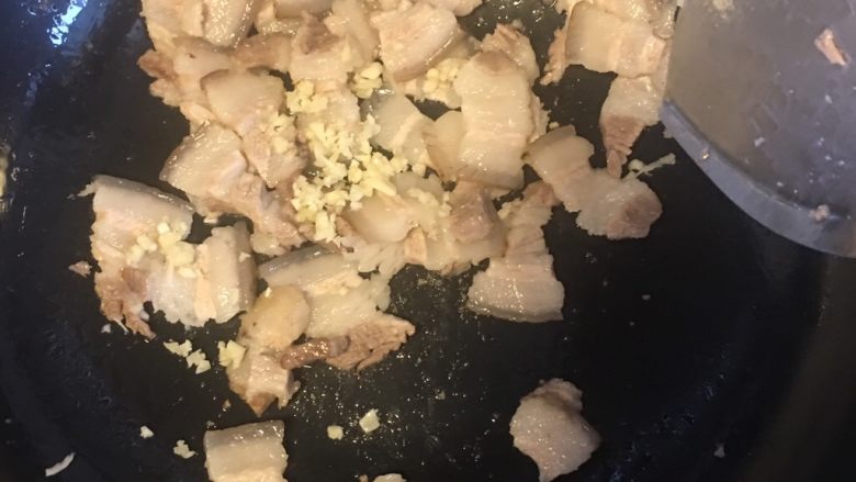 苦瓜回锅肉,加蒜末,继续炒出香味