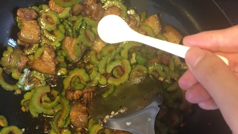 苦瓜回锅肉,觉得味道不够,可以再加点盐