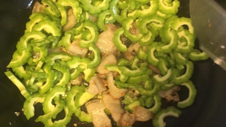 苦瓜回锅肉,待五花肉出油足够多时,加入苦瓜,继续炒