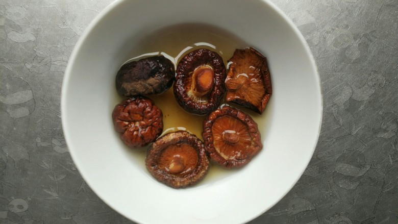吃豆腐--豆腐丸子,<a style='color:red;display:inline-block;' href='/shicai/ 230'>香菇</a>泡发