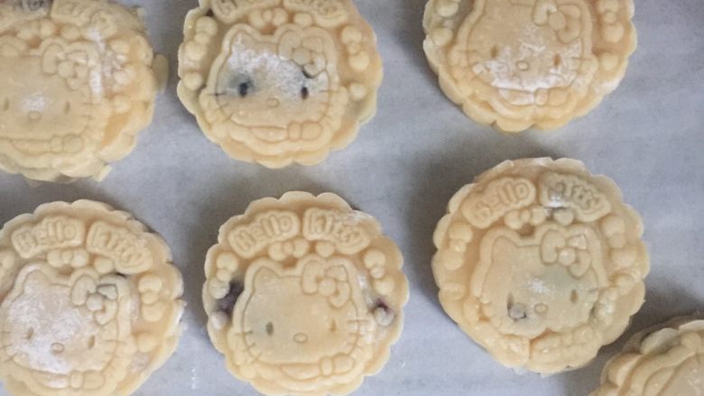蔓越莓椰蓉月饼,月饼压好后、刷一层水静止十分钟分钟,烤箱200度预热十分钟
