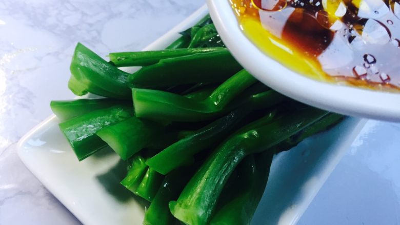 #咸味#万里一眼绿,白灼菜心,菜心捞出,装盘,可以从上往下的淋料汁!