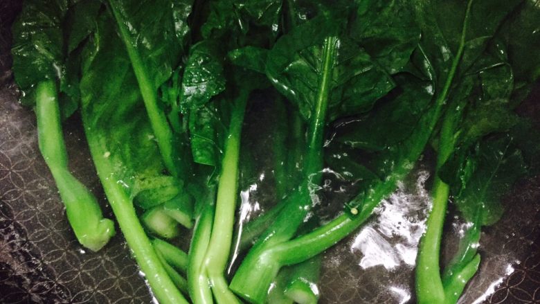 #咸味#万里一眼绿,白灼菜心,放一点食用油,可以保持青菜的翠绿颜色!