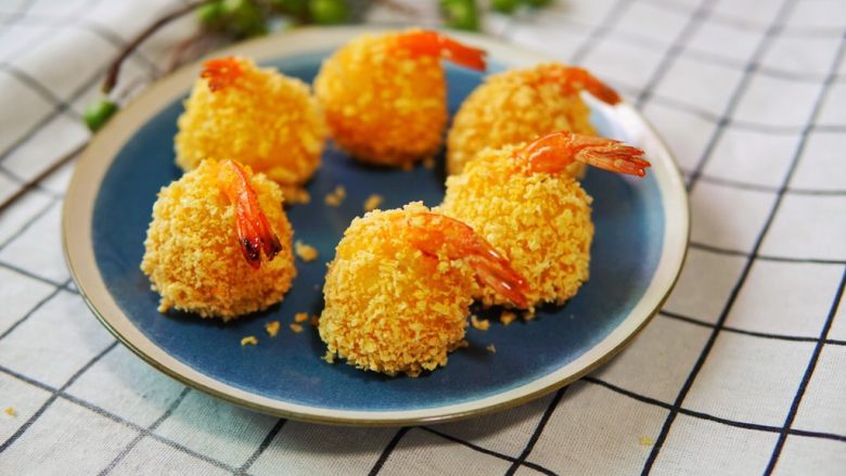 土豆虾球,不需要炸很久,因为土豆本身就是熟的