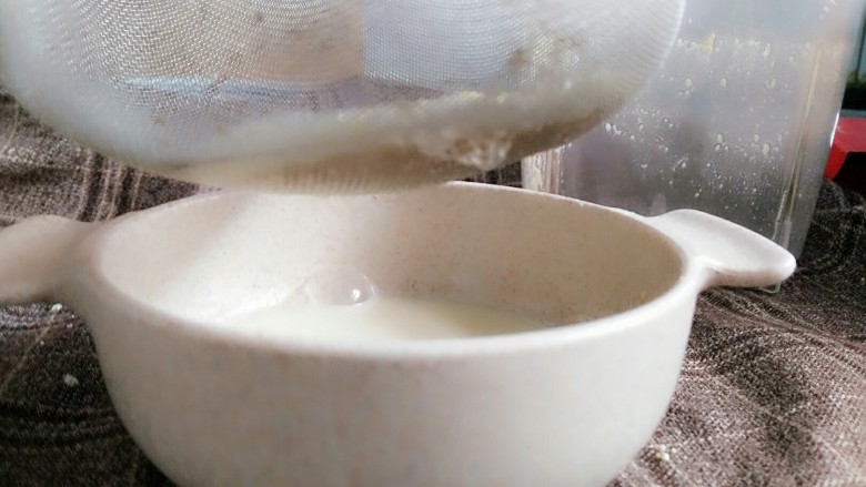 软糯小米饼,过筛,去掉没有打碎的米粒
