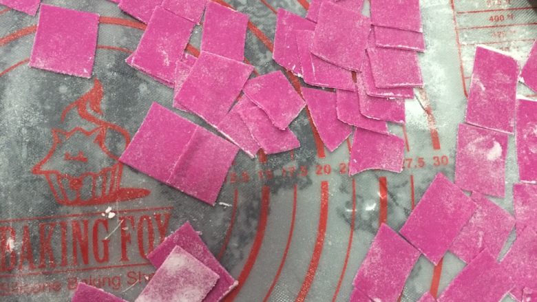 自制火龙果面,再取一块面皮,切成一小块小块的
