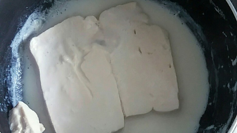 吃豆腐+果味多多黄油煎豆腐,<a style='color:red;display:inline-block;' href='/shicai/ 465'>豆腐</a>切1.5厘米厚片入锅,加入50克牛奶、25克糖,微火煮4-7分钟。