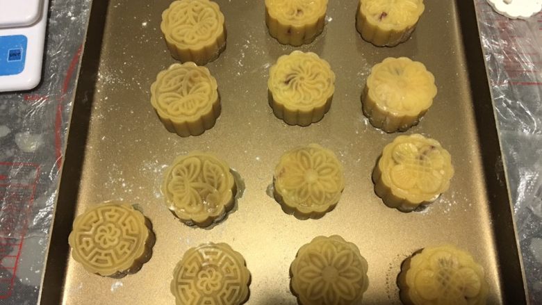 蔓越莓椰蓉月饼,全部压好的,表面喷洒一点水