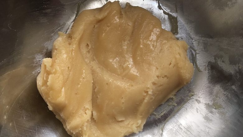蔓越莓椰蓉月饼,筛入中粉,用刮刀搅拌至无干粉状即可