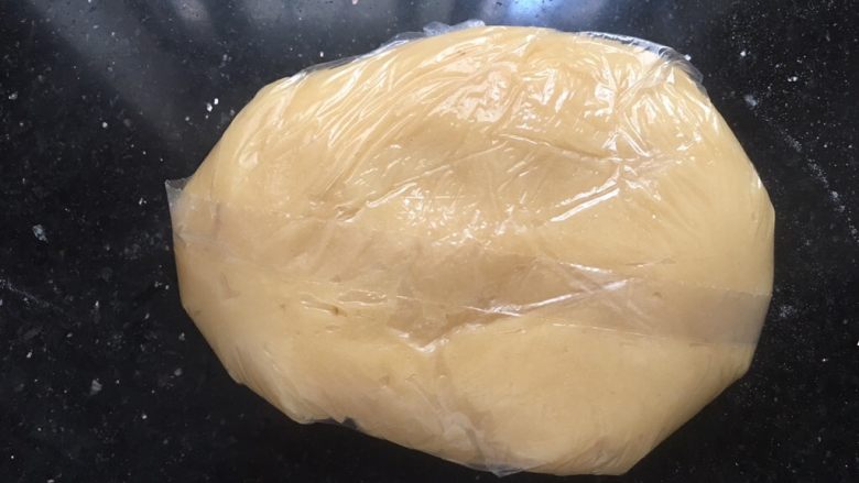 蔓越莓椰蓉月饼,装入保鲜袋中,室温下静置2-3小时