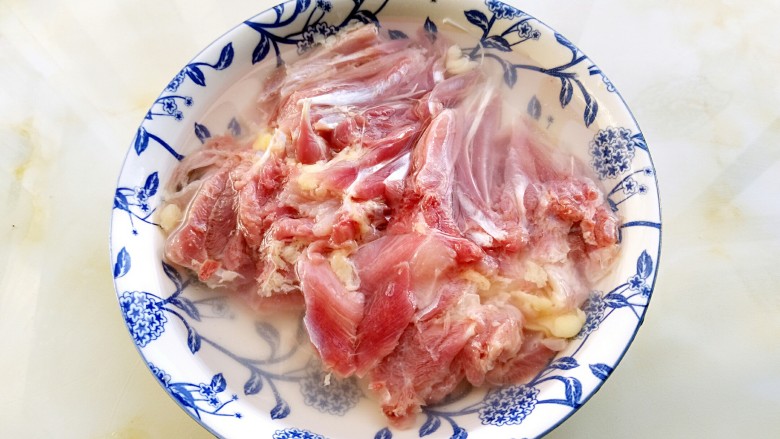 #辣味#左宗棠鸡,用清水寖泡1个小时,去血水。