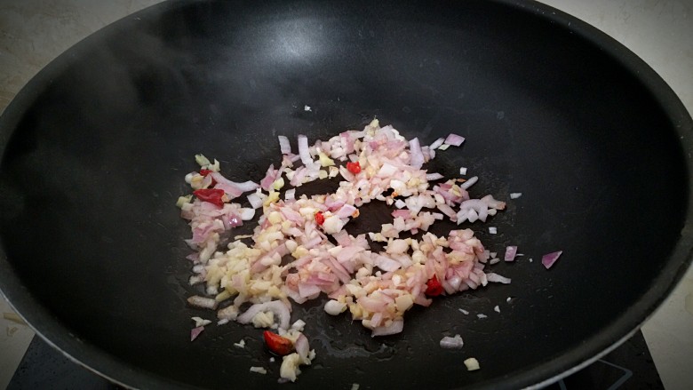 #辣味#左宗棠鸡,锅中留底油放入洋葱,姜,辣椒,蒜末炝锅出味。