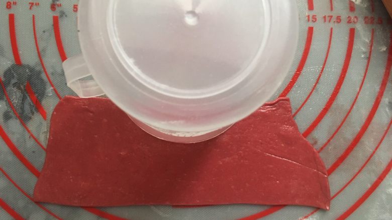 薯条馒头,用圆形的杯子口在面团的中间,按压一下