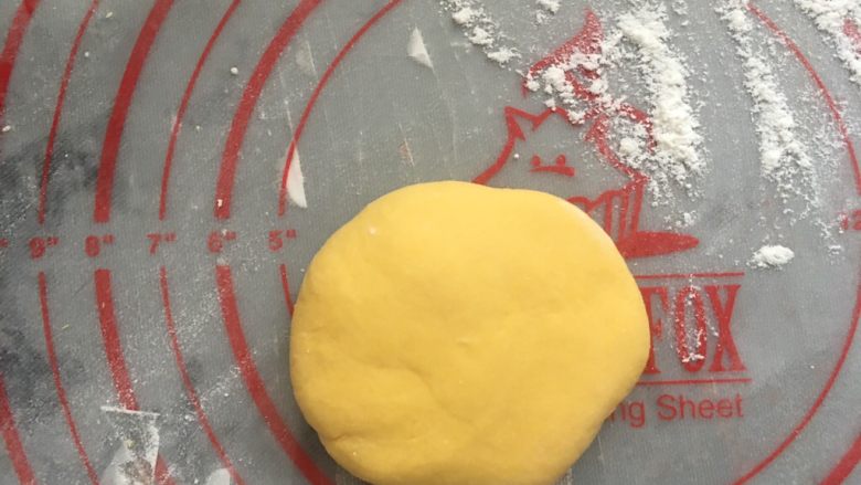 薯条馒头,案板上洒一些干粉,取一块南瓜面团按扁