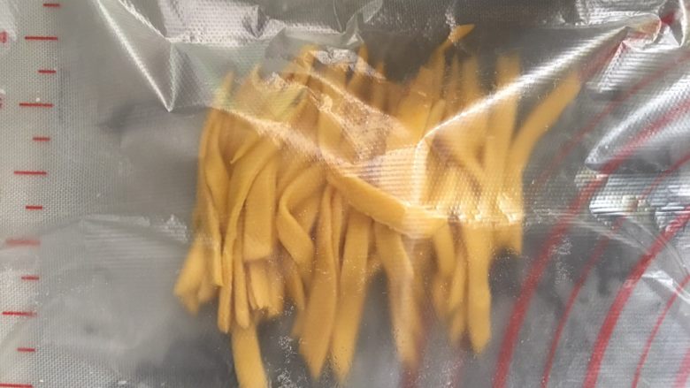 薯条馒头,切好的盖上保鲜膜,因为刷了玉米油面团是不会粘粘的