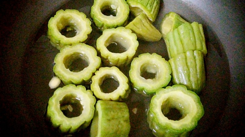 客家美食酿苦瓜,锅里烧开水,放入苦瓜焯水,去除苦味,捞起来,备用
