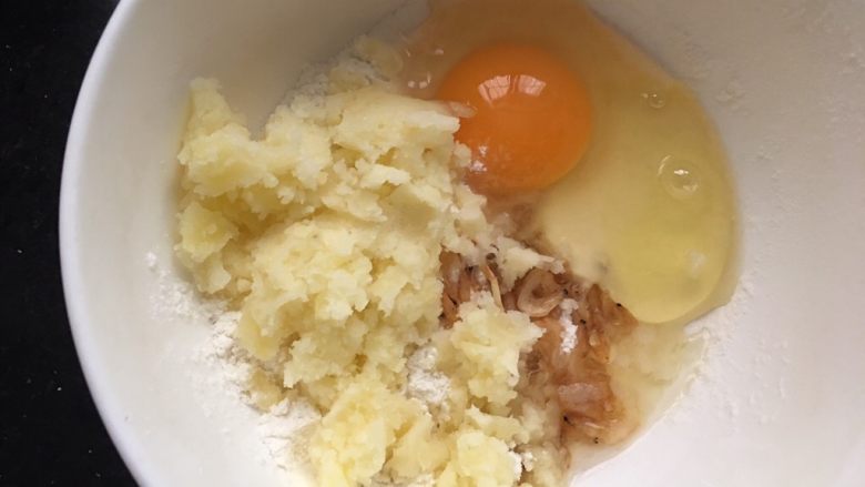 宝宝版大板烧,压碎的土豆倒入碗里,在加入清水