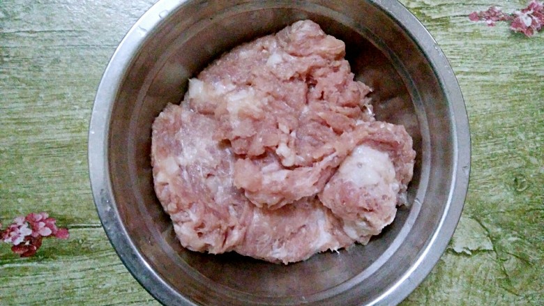 客家美食酿苦瓜,<a style='color:red;display:inline-block;' href='/shicai/ 414'>猪肉</a>洗净,剁成肉沫