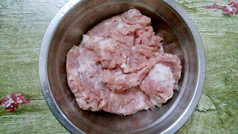 客家美食酿苦瓜,<a style='color:red;display:inline-block;' href='/shicai/ 414'>猪肉</a>洗净，剁成肉沫