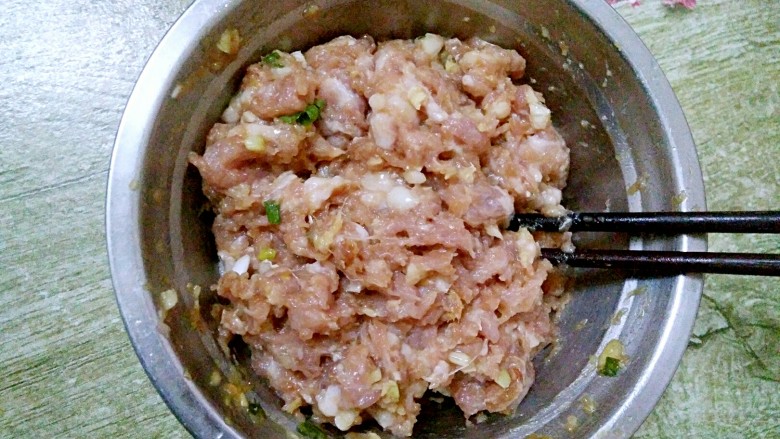 客家美食酿苦瓜,搅拌均匀,腌制30分钟