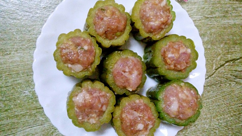 客家美食酿苦瓜,把肉沫塞进苦瓜里,塞紧点
