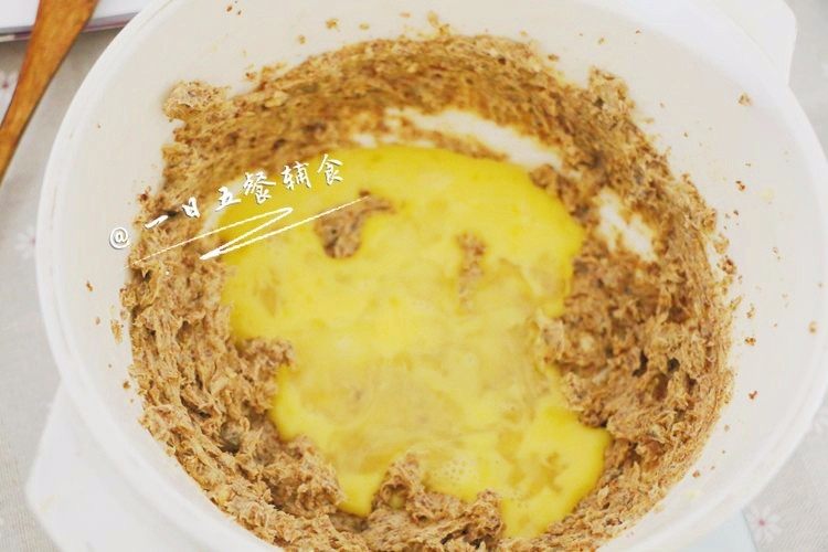 花生酱曲奇 宝宝辅食，红糖+鸡蛋+花生碎,分两次加入打散的<a style='color:red;display:inline-block;' href='/shicai/ 9'>鸡蛋</a>，继续用打蛋器打发至混匀。