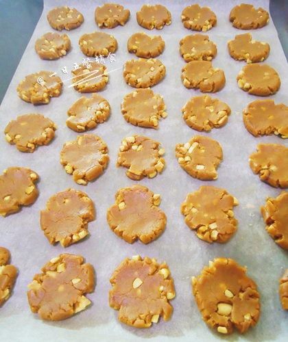 花生酱曲奇 宝宝辅食，红糖+鸡蛋+花生碎,用刮刀切拌均匀，使面粉完全与黄油混合，成为面团。倒入切碎的花生，再次拌匀，使花生碎均匀分布在面团里。将面团捏成直径约3CM的小球再按扁成小饼