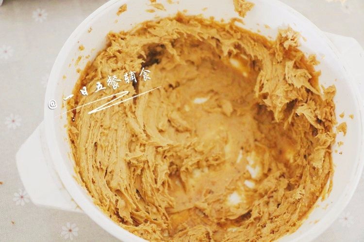 花生酱曲奇 宝宝辅食，红糖+鸡蛋+花生碎, 打发好的花生黄油如下图所示。