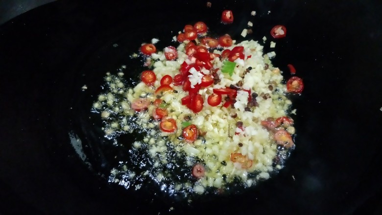 #辣味#蒜泥剁椒炒花甲,起油锅烧热,放入姜蒜末<a style='color:red;display:inline-block;' href='/shicai/ 700'>花椒</a>,红椒圈炒出香味