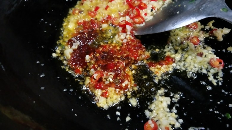 #辣味#蒜泥剁椒炒花甲,放入混合酱料炒出红油色
