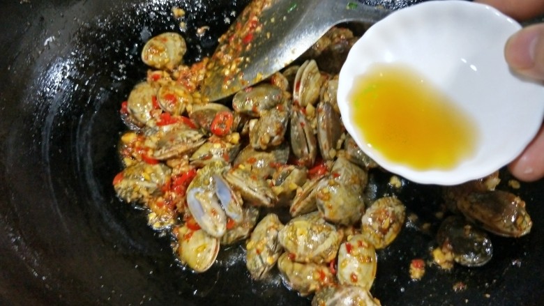 #辣味#蒜泥剁椒炒花甲,加入<a style='color:red;display:inline-block;' href='/shicai/ 718'>料酒</a>
