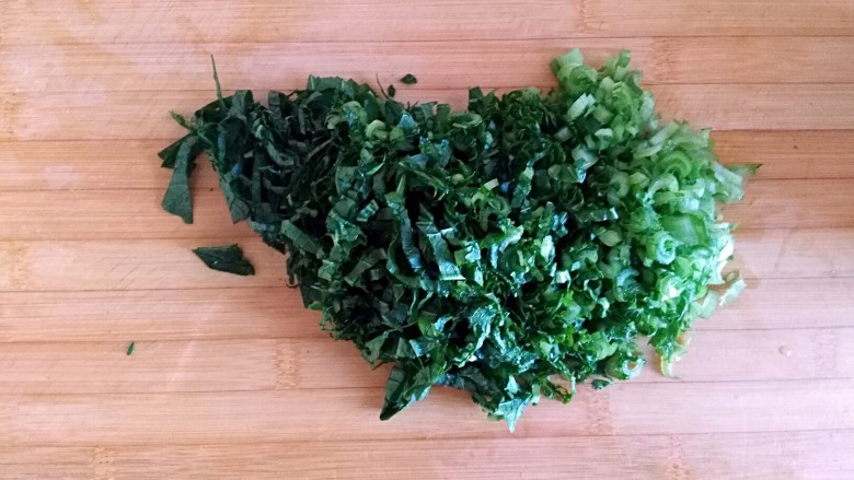 黄金翡翠球
(脆皮炸素丸),沥干水分的小白菜切碎