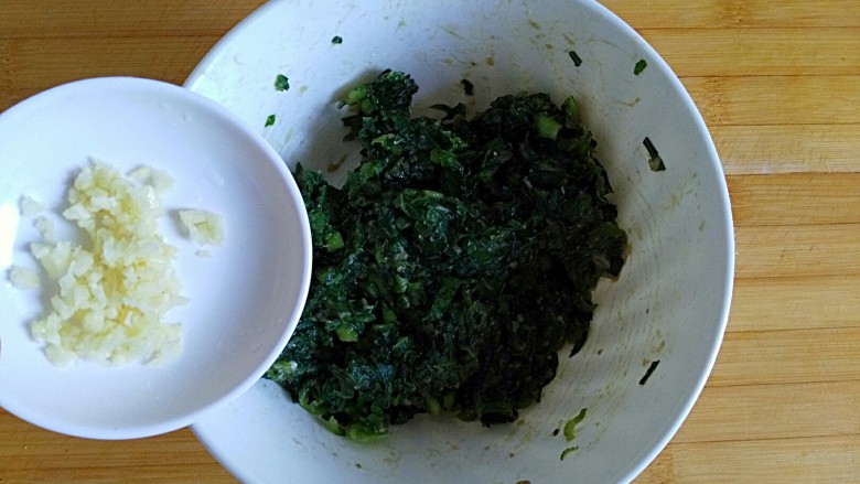 黄金翡翠球
(脆皮炸素丸),最后加蒜末混合均匀