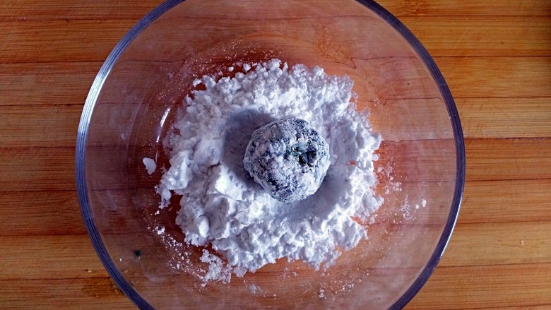 黄金翡翠球
(脆皮炸素丸),一份为例
捏好的菜球裹满淀粉