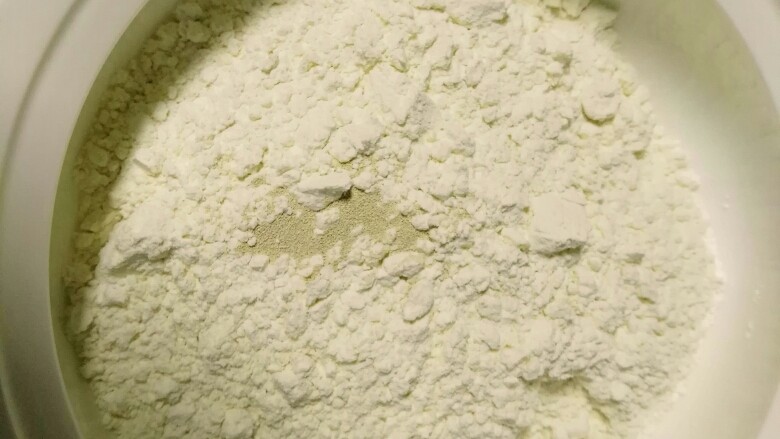 紫薯红枣花朵馒头。,反正我是很懒,直接叫安琪酵母放入面粉上。(要不的话我还得多洗一个碗呢😝)。