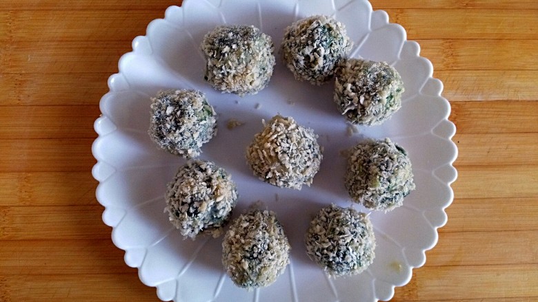 黄金翡翠球
(脆皮炸素丸),全部裹满面包糠待用
