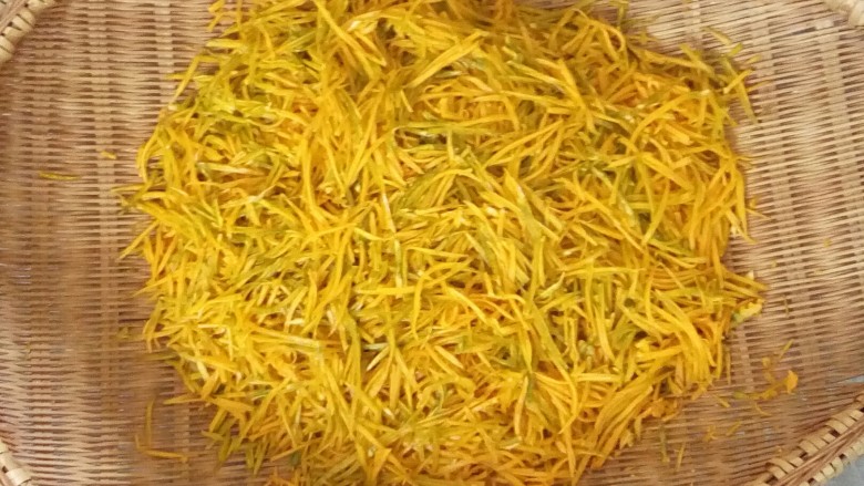 南瓜丝榨广椒,刨子洗净,南瓜刨成丝
